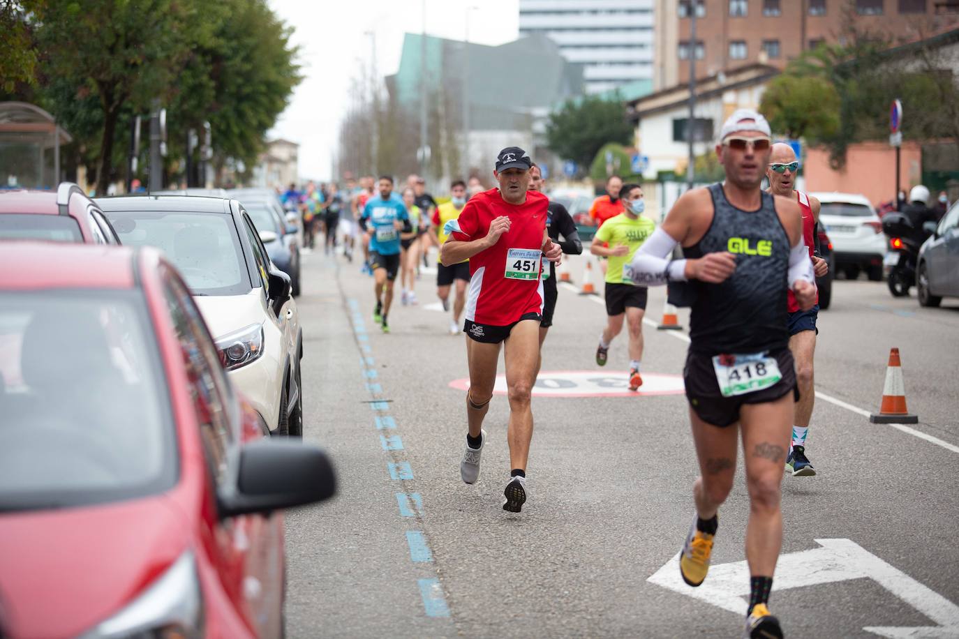 Pola de Siero recupera el espíritu de la San Silvestre. Las calles de la capital polesa volvieron a vivir una intensa jornada de atletismo, pasada por agua por momentos, en la que el corredor sierense Moha Bakkali ganó por quinto año consecutivo y la corredora del Universidad de Oviedo María Suárez se impuso por segundo año seguido. Los ganadores estuvieron acompañados de medio millar de corredores. 