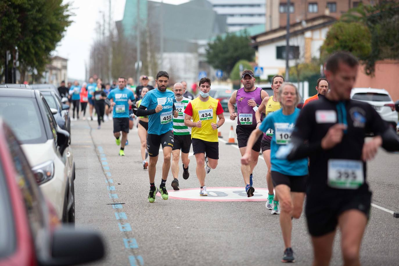 Pola de Siero recupera el espíritu de la San Silvestre. Las calles de la capital polesa volvieron a vivir una intensa jornada de atletismo, pasada por agua por momentos, en la que el corredor sierense Moha Bakkali ganó por quinto año consecutivo y la corredora del Universidad de Oviedo María Suárez se impuso por segundo año seguido. Los ganadores estuvieron acompañados de medio millar de corredores. 