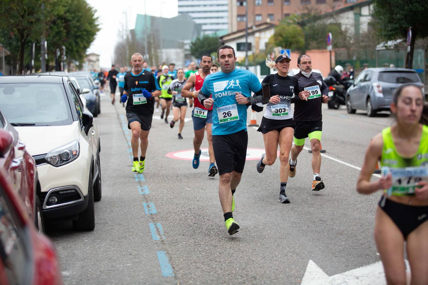 Pola de Siero recupera el espíritu de la San Silvestre. Las calles de la capital polesa volvieron a vivir una intensa jornada de atletismo, pasada por agua por momentos, en la que el corredor sierense Moha Bakkali ganó por quinto año consecutivo y la corredora del Universidad de Oviedo María Suárez se impuso por segundo año seguido. Los ganadores estuvieron acompañados de medio millar de corredores. 