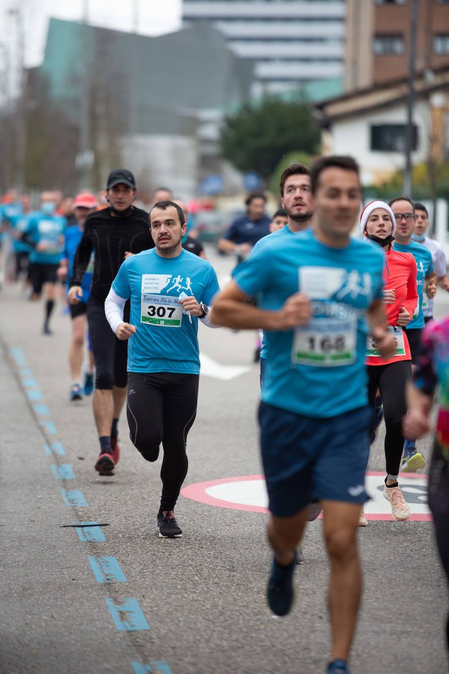 Pola de Siero recupera el espíritu de la San Silvestre. Las calles de la capital polesa volvieron a vivir una intensa jornada de atletismo, pasada por agua por momentos, en la que el corredor sierense Moha Bakkali ganó por quinto año consecutivo y la corredora del Universidad de Oviedo María Suárez se impuso por segundo año seguido. Los ganadores estuvieron acompañados de medio millar de corredores. 