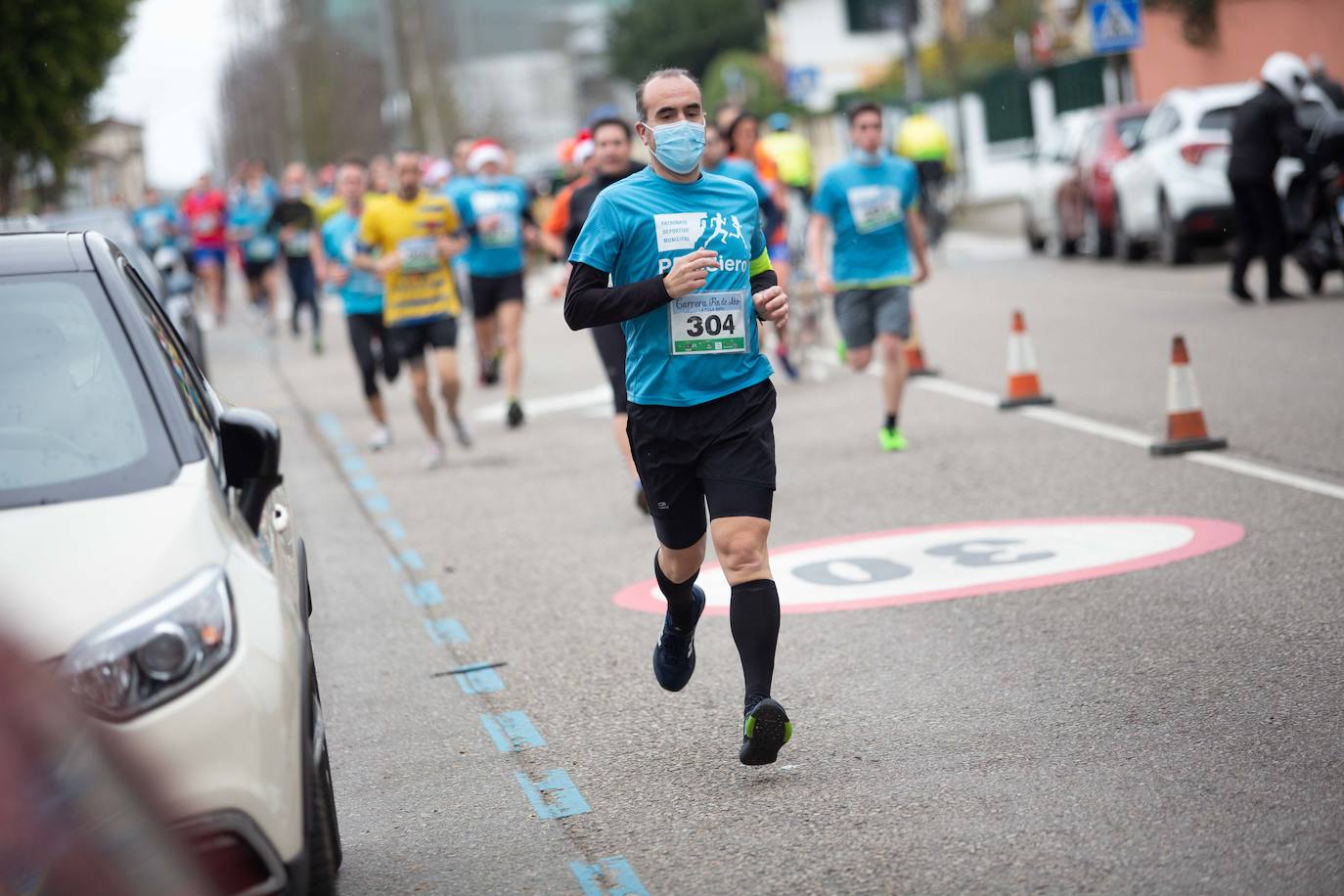 Pola de Siero recupera el espíritu de la San Silvestre. Las calles de la capital polesa volvieron a vivir una intensa jornada de atletismo, pasada por agua por momentos, en la que el corredor sierense Moha Bakkali ganó por quinto año consecutivo y la corredora del Universidad de Oviedo María Suárez se impuso por segundo año seguido. Los ganadores estuvieron acompañados de medio millar de corredores. 