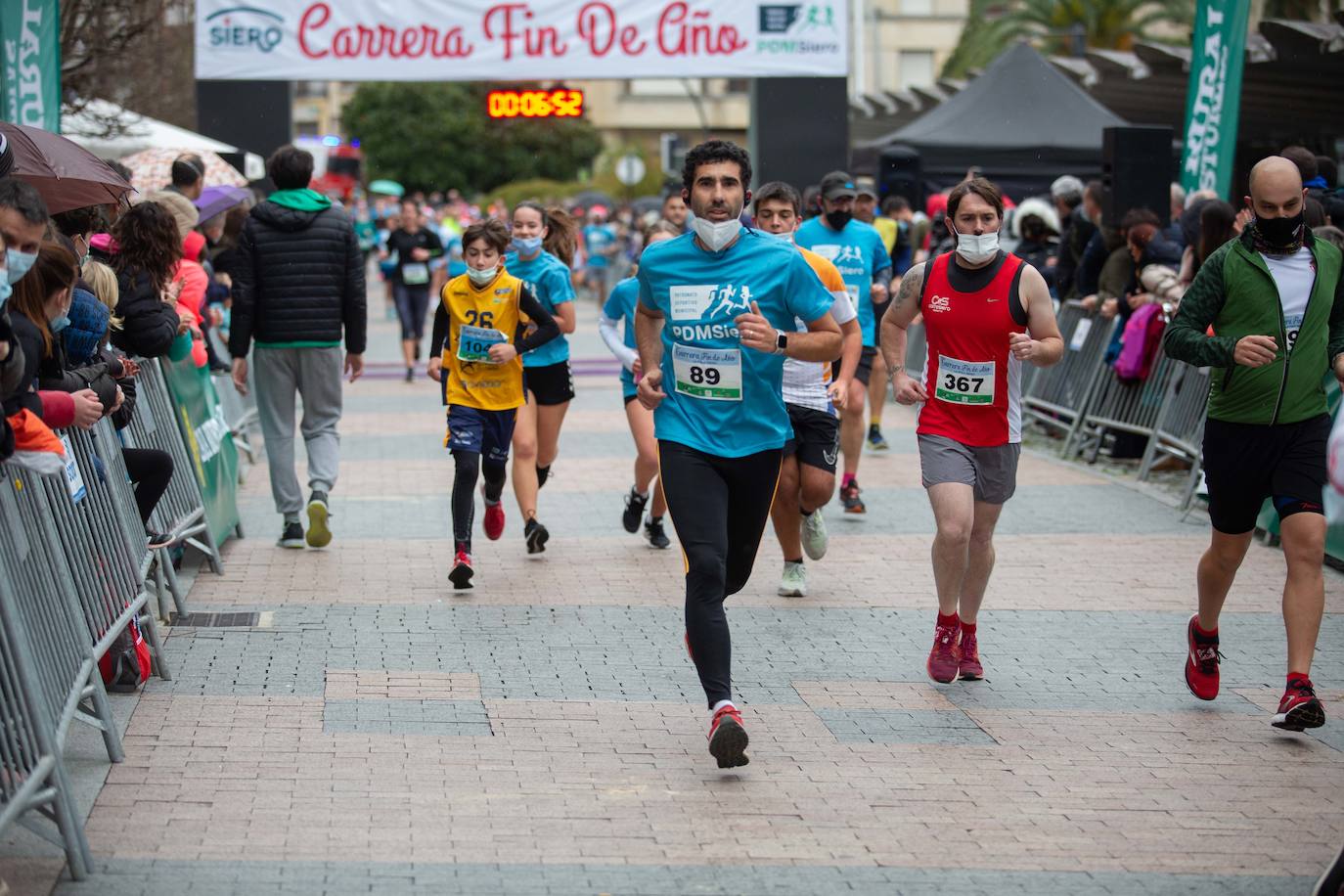 Pola de Siero recupera el espíritu de la San Silvestre. Las calles de la capital polesa volvieron a vivir una intensa jornada de atletismo, pasada por agua por momentos, en la que el corredor sierense Moha Bakkali ganó por quinto año consecutivo y la corredora del Universidad de Oviedo María Suárez se impuso por segundo año seguido. Los ganadores estuvieron acompañados de medio millar de corredores. 