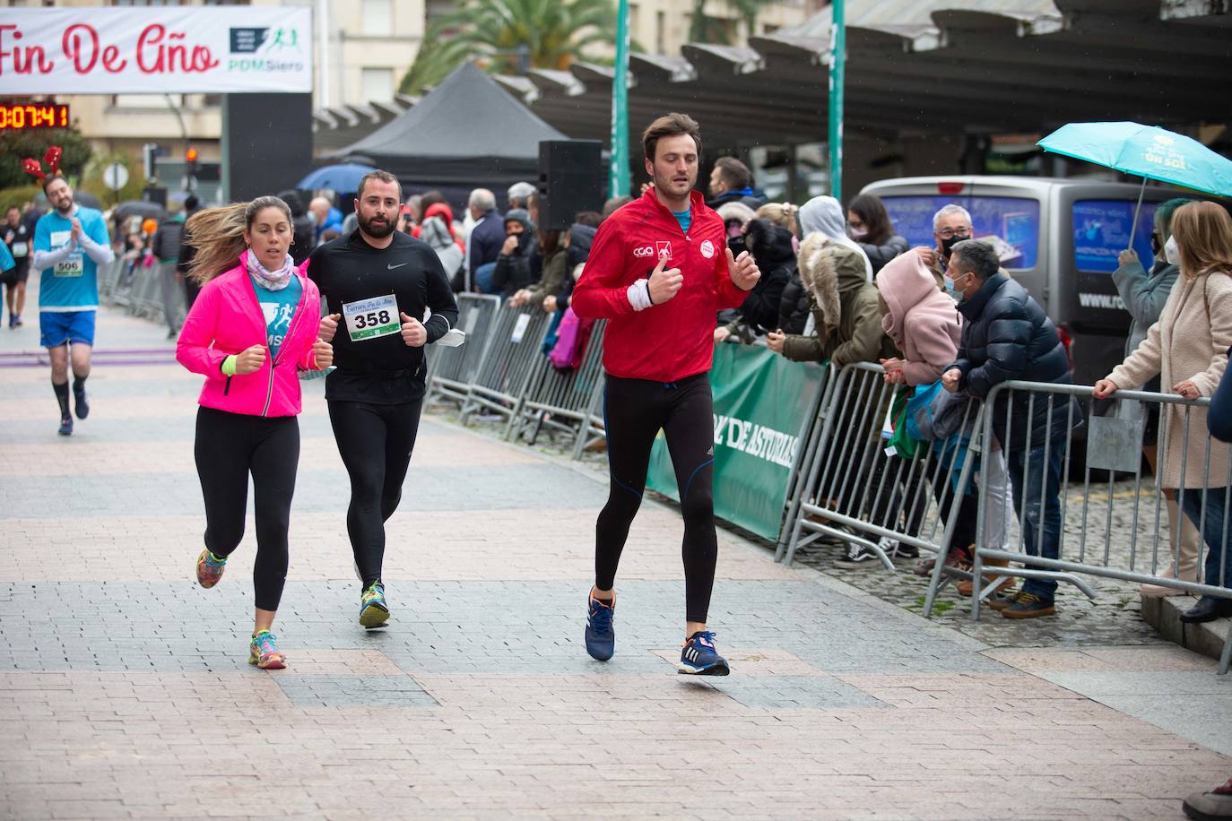 Pola de Siero recupera el espíritu de la San Silvestre. Las calles de la capital polesa volvieron a vivir una intensa jornada de atletismo, pasada por agua por momentos, en la que el corredor sierense Moha Bakkali ganó por quinto año consecutivo y la corredora del Universidad de Oviedo María Suárez se impuso por segundo año seguido. Los ganadores estuvieron acompañados de medio millar de corredores. 