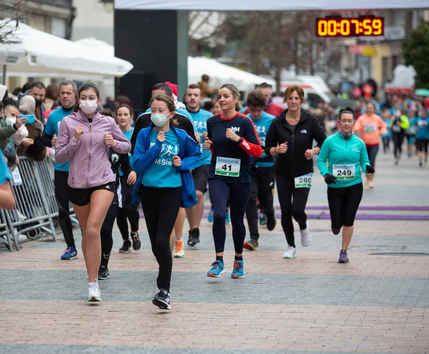Pola de Siero recupera el espíritu de la San Silvestre. Las calles de la capital polesa volvieron a vivir una intensa jornada de atletismo, pasada por agua por momentos, en la que el corredor sierense Moha Bakkali ganó por quinto año consecutivo y la corredora del Universidad de Oviedo María Suárez se impuso por segundo año seguido. Los ganadores estuvieron acompañados de medio millar de corredores. 