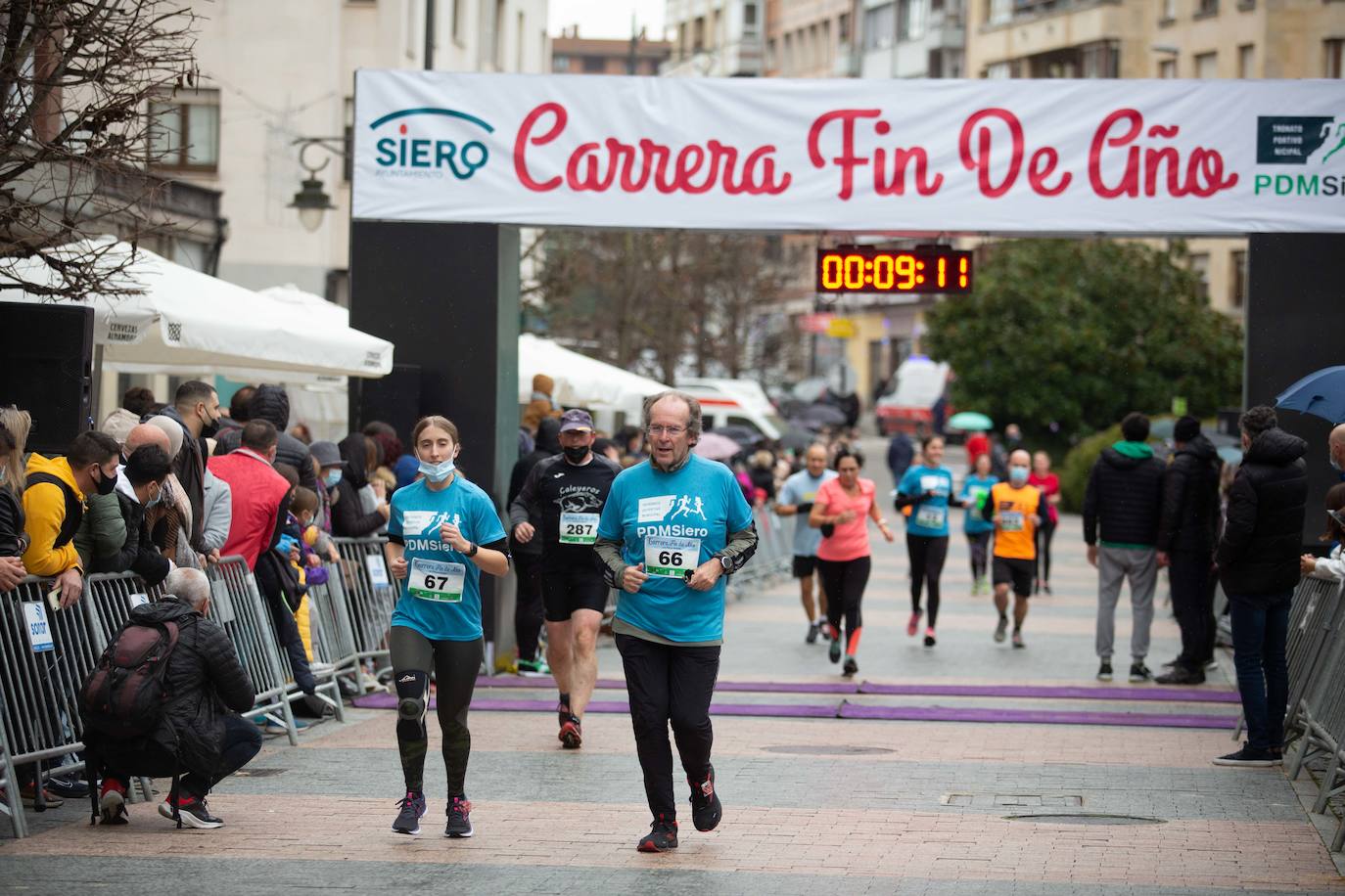 Pola de Siero recupera el espíritu de la San Silvestre. Las calles de la capital polesa volvieron a vivir una intensa jornada de atletismo, pasada por agua por momentos, en la que el corredor sierense Moha Bakkali ganó por quinto año consecutivo y la corredora del Universidad de Oviedo María Suárez se impuso por segundo año seguido. Los ganadores estuvieron acompañados de medio millar de corredores. 