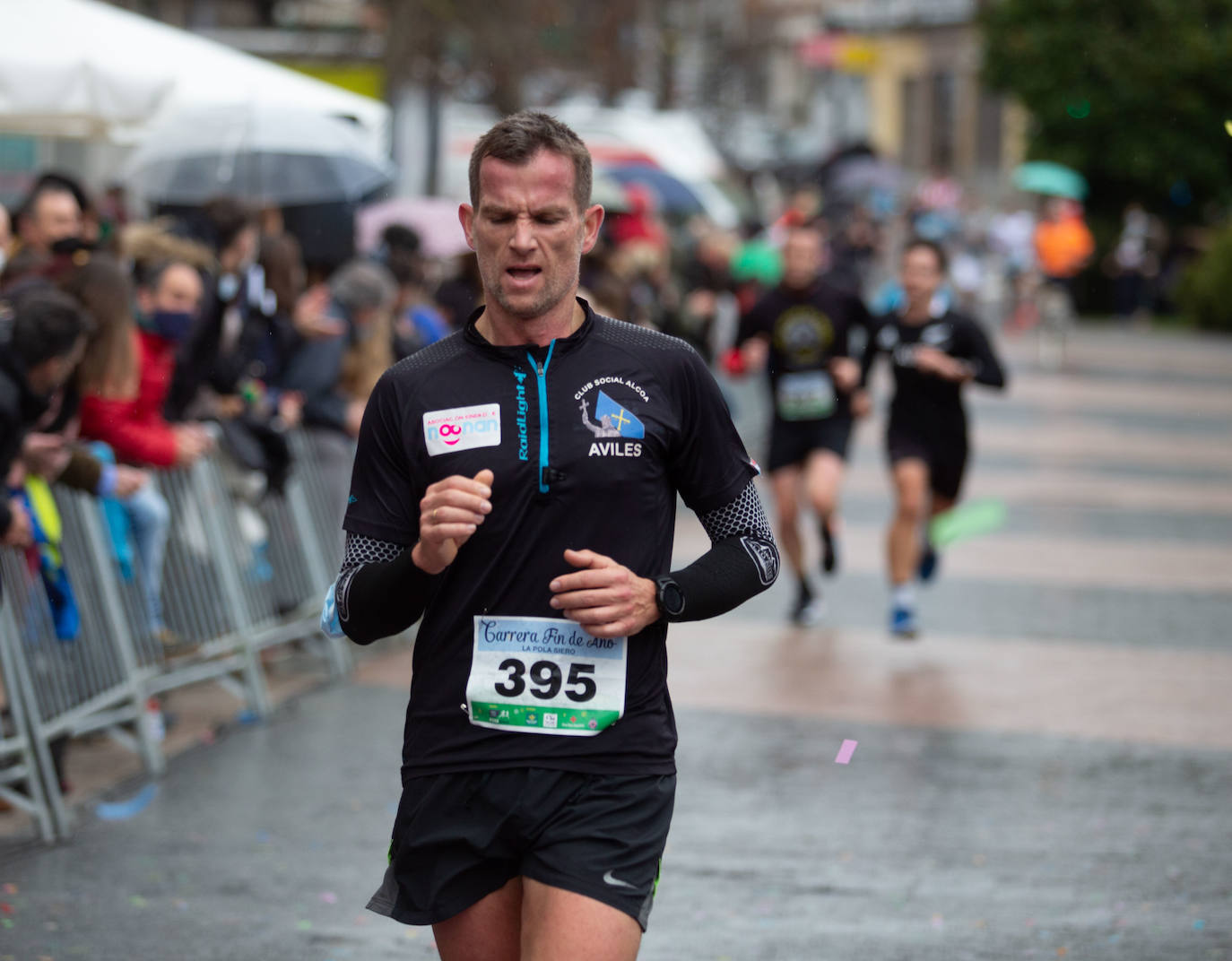 Pola de Siero recupera el espíritu de la San Silvestre. Las calles de la capital polesa volvieron a vivir una intensa jornada de atletismo, pasada por agua por momentos, en la que el corredor sierense Moha Bakkali ganó por quinto año consecutivo y la corredora del Universidad de Oviedo María Suárez se impuso por segundo año seguido. Los ganadores estuvieron acompañados de medio millar de corredores. 