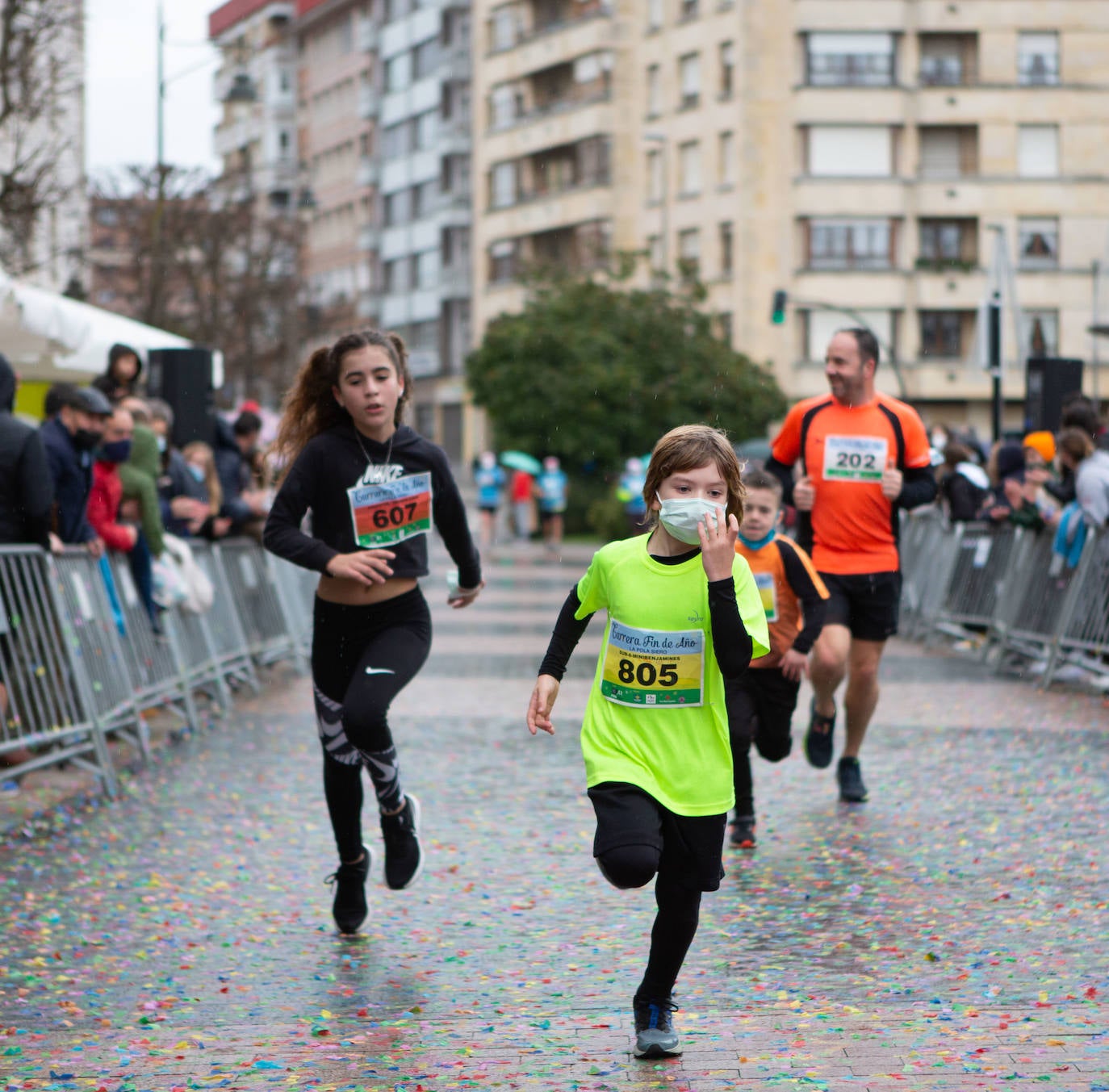 Pola de Siero recupera el espíritu de la San Silvestre. Las calles de la capital polesa volvieron a vivir una intensa jornada de atletismo, pasada por agua por momentos, en la que el corredor sierense Moha Bakkali ganó por quinto año consecutivo y la corredora del Universidad de Oviedo María Suárez se impuso por segundo año seguido. Los ganadores estuvieron acompañados de medio millar de corredores. 