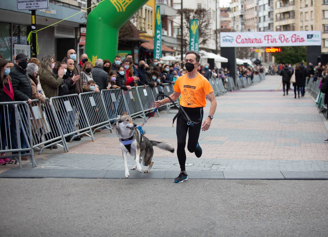 Pola de Siero recupera el espíritu de la San Silvestre. Las calles de la capital polesa volvieron a vivir una intensa jornada de atletismo, pasada por agua por momentos, en la que el corredor sierense Moha Bakkali ganó por quinto año consecutivo y la corredora del Universidad de Oviedo María Suárez se impuso por segundo año seguido. Los ganadores estuvieron acompañados de medio millar de corredores. 