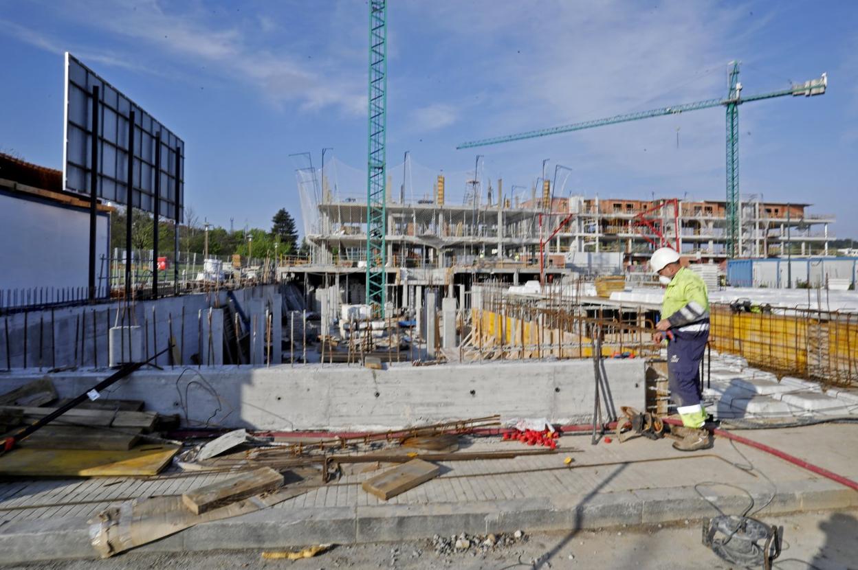 Un trabajador de la construcción, en la obra de un edificio de Gijón. 
