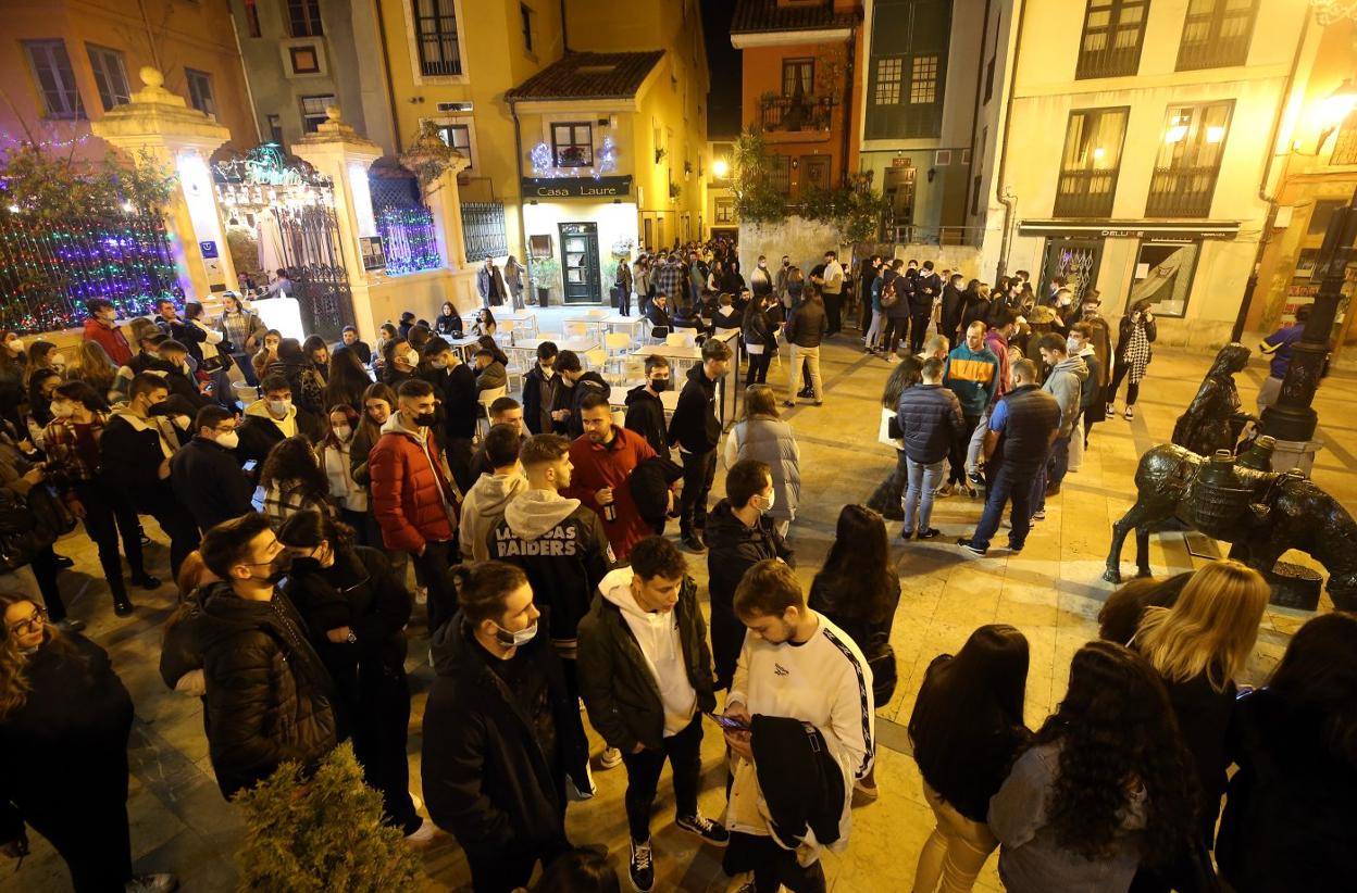 Largas colas el jueves en Oviedo, para devolver las entradas para una fiesta de Nochevieja. 