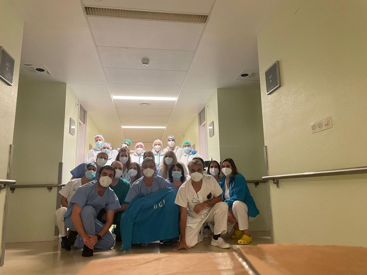 Sanitarios de guardia en Nochebuena posando en el pasillo de la UCI del Hospital de Cabueñes. 