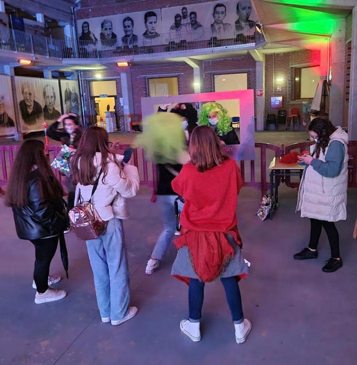 El dj Nachete abrió las actuaciones musicales; la noche se cerró con el rapero D-Guero, vecino de El Valle. 