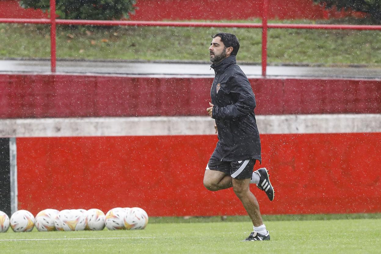 David Gallego corre durante un entrenamiento en Mareo antes del parón navideño. 