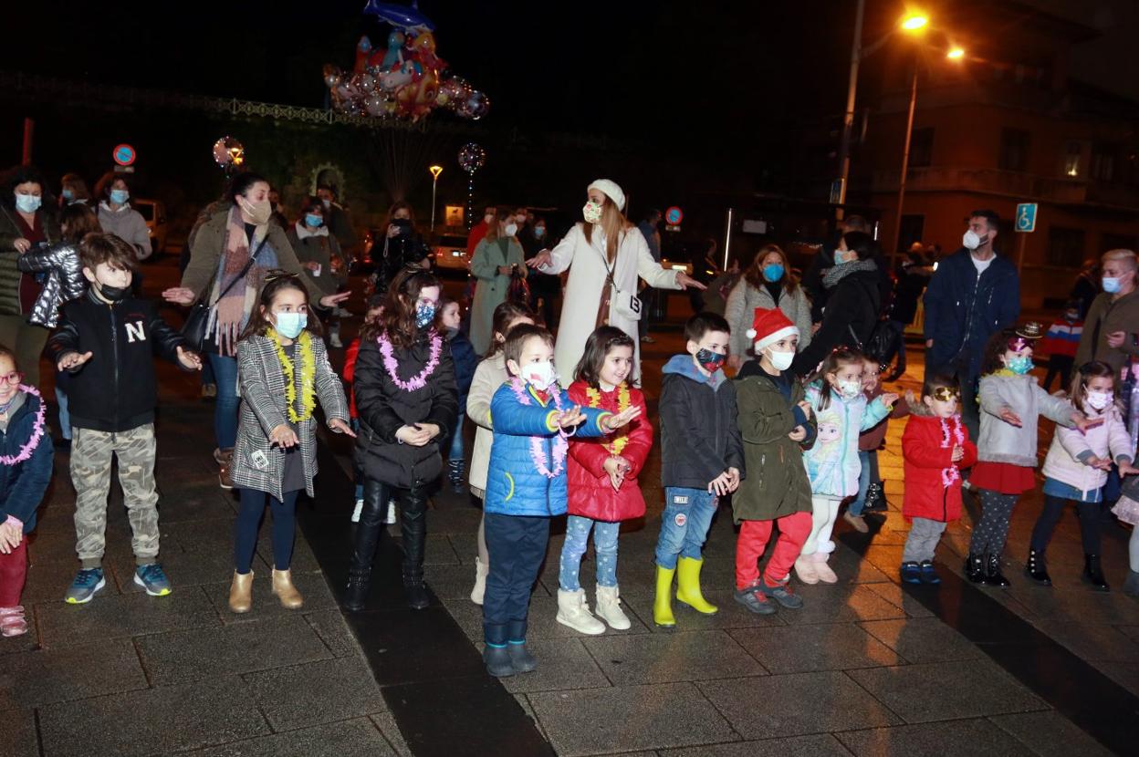 El baile fue uno de los aliados para combatir el frío y disfrutar de la Nocehevieja infantil, un clásico navideño en Mieres. 