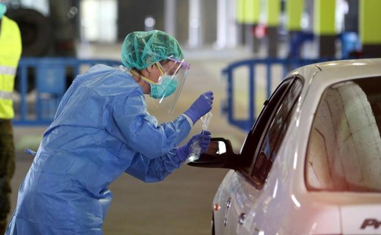 Personal médico realiza una PCR en el HUCA de Oviedo.