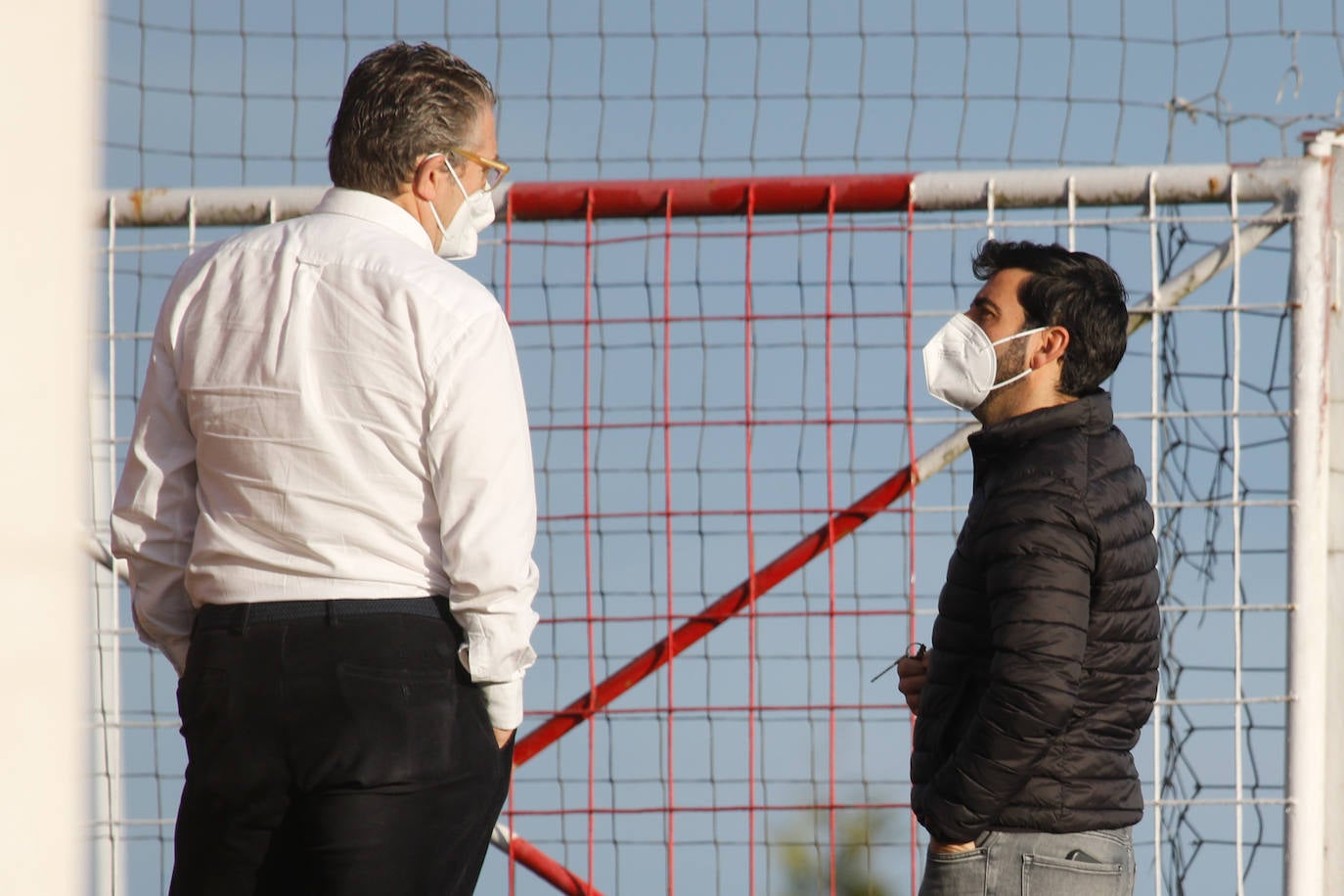 Gallego y Antonio Maestro conversan en Mareo. 