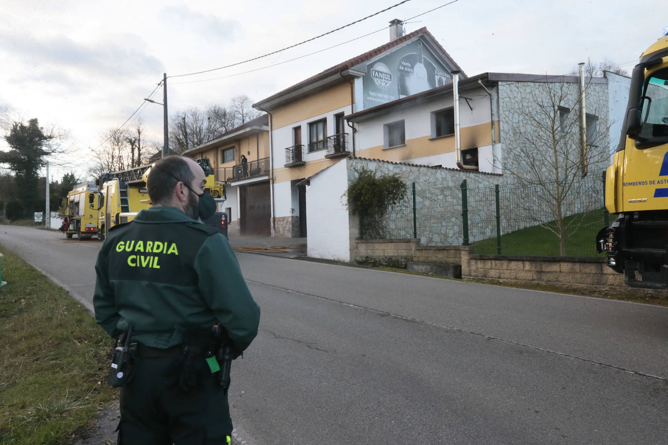 Fotos: El fuego arrasa con la sala de máquinas del Llagar Sidra Fanjul