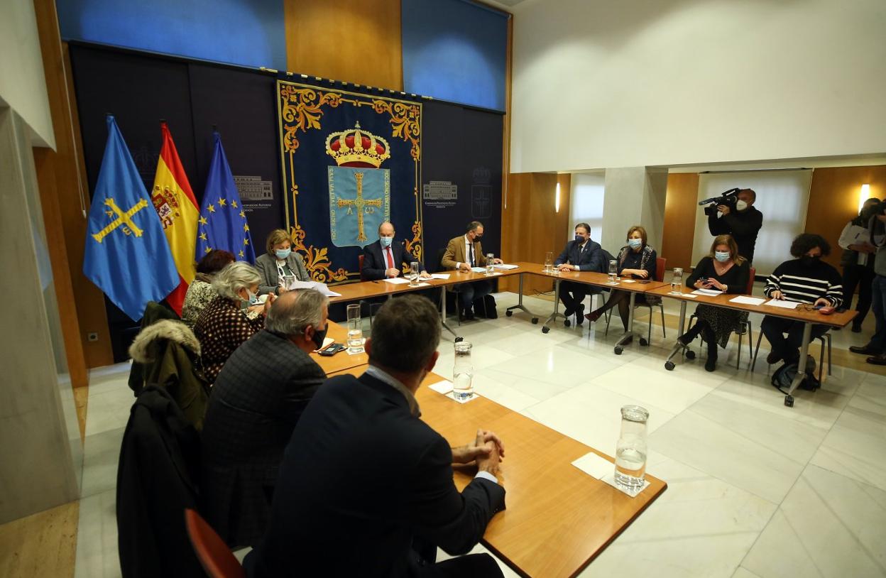 Reunión del Gobierno con la delegada del Gobierno, alcaldes de Gijón, Oviedo, Avilés, Langreo, Mieres y Siero, y la presidenta de la Facc. 
