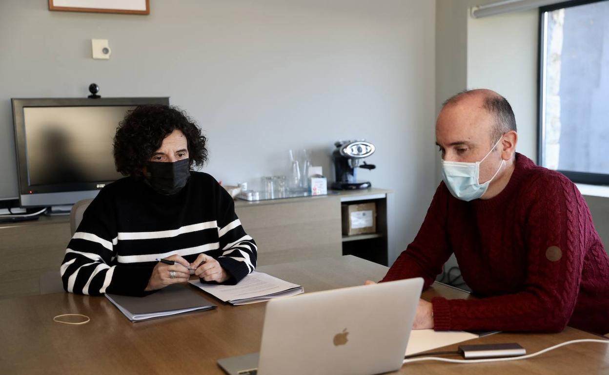 Berta Piñán y Pablo León, durante la reunión del patronato de la fundación 
