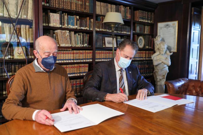 El momento de la firma del convenio. 