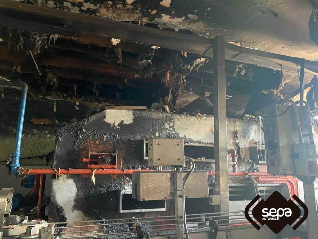 Fotos: El fuego arrasa con la sala de máquinas del Llagar Sidra Fanjul