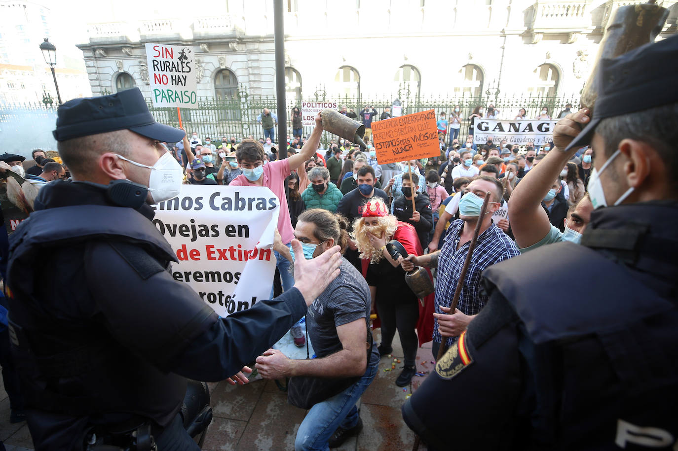 Una nueva tractorada volvió a paralizar el centro de la capital asturiana. Los ganaderos critican el «abandono» por parte de las administraciones públicas. Cientos de personas se concentraron ante la sede de Presidencia, donde se vivieron momentos de tensión. 