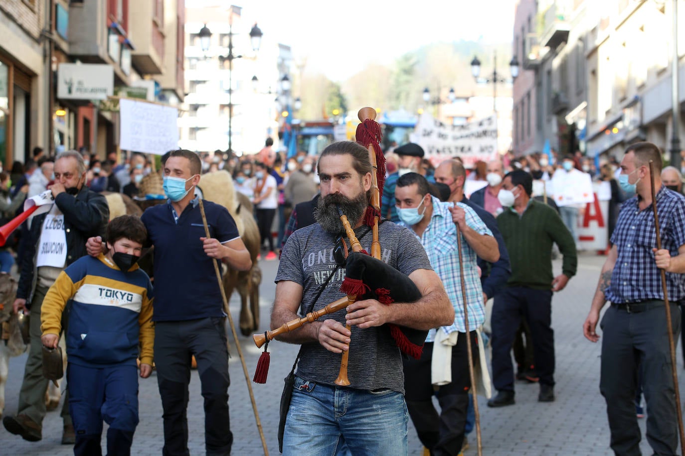 Una nueva tractorada volvió a paralizar el centro de la capital asturiana. Los ganaderos critican el «abandono» por parte de las administraciones públicas. Cientos de personas se concentraron ante la sede de Presidencia, donde se vivieron momentos de tensión. 