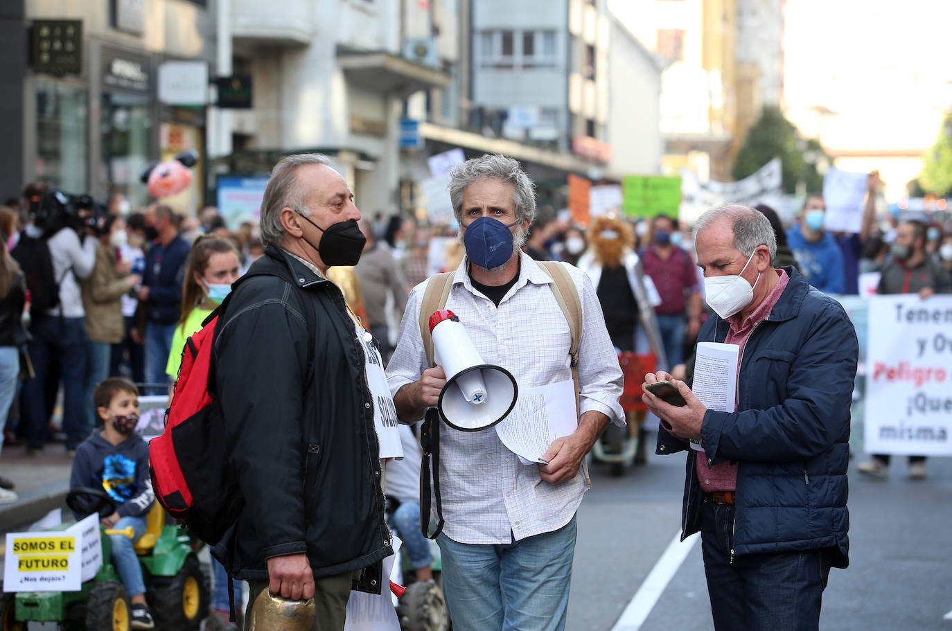 Una nueva tractorada volvió a paralizar el centro de la capital asturiana. Los ganaderos critican el «abandono» por parte de las administraciones públicas. Cientos de personas se concentraron ante la sede de Presidencia, donde se vivieron momentos de tensión. 