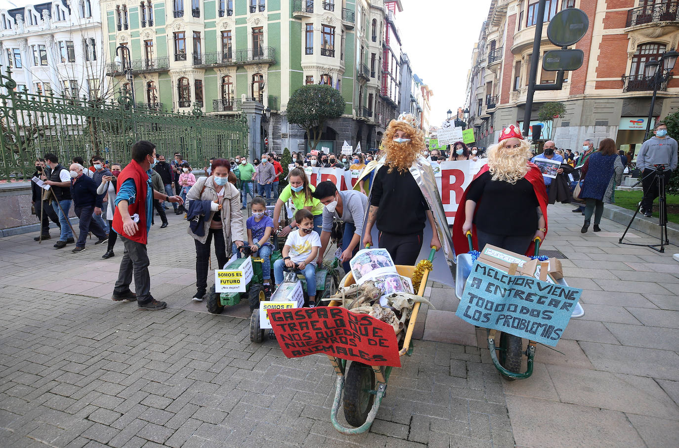 Una nueva tractorada volvió a paralizar el centro de la capital asturiana. Los ganaderos critican el «abandono» por parte de las administraciones públicas. Cientos de personas se concentraron ante la sede de Presidencia, donde se vivieron momentos de tensión. 