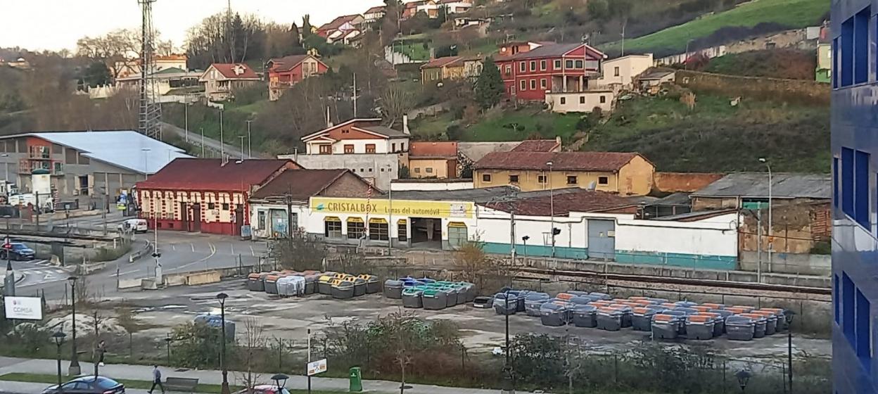 La parcela de acopio de materiales que debería ser un nuevo parque. 