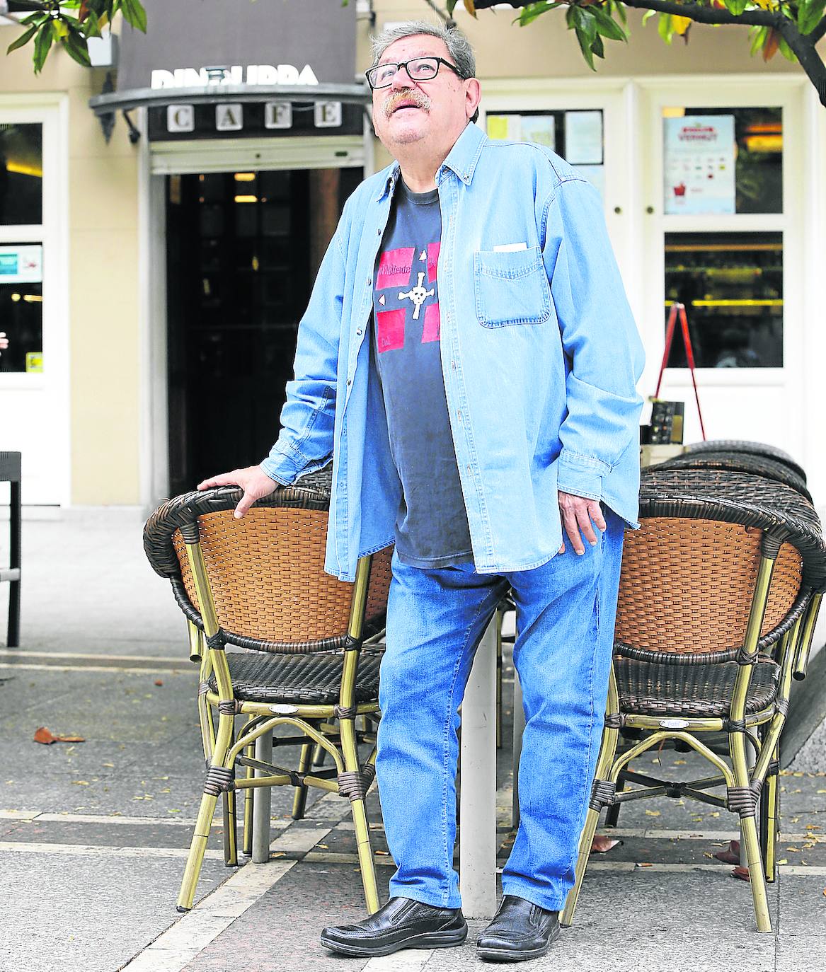 Paco Ignacio Taibo II, en el paseo de Begoña, durante la Semana Negra de 2019. 