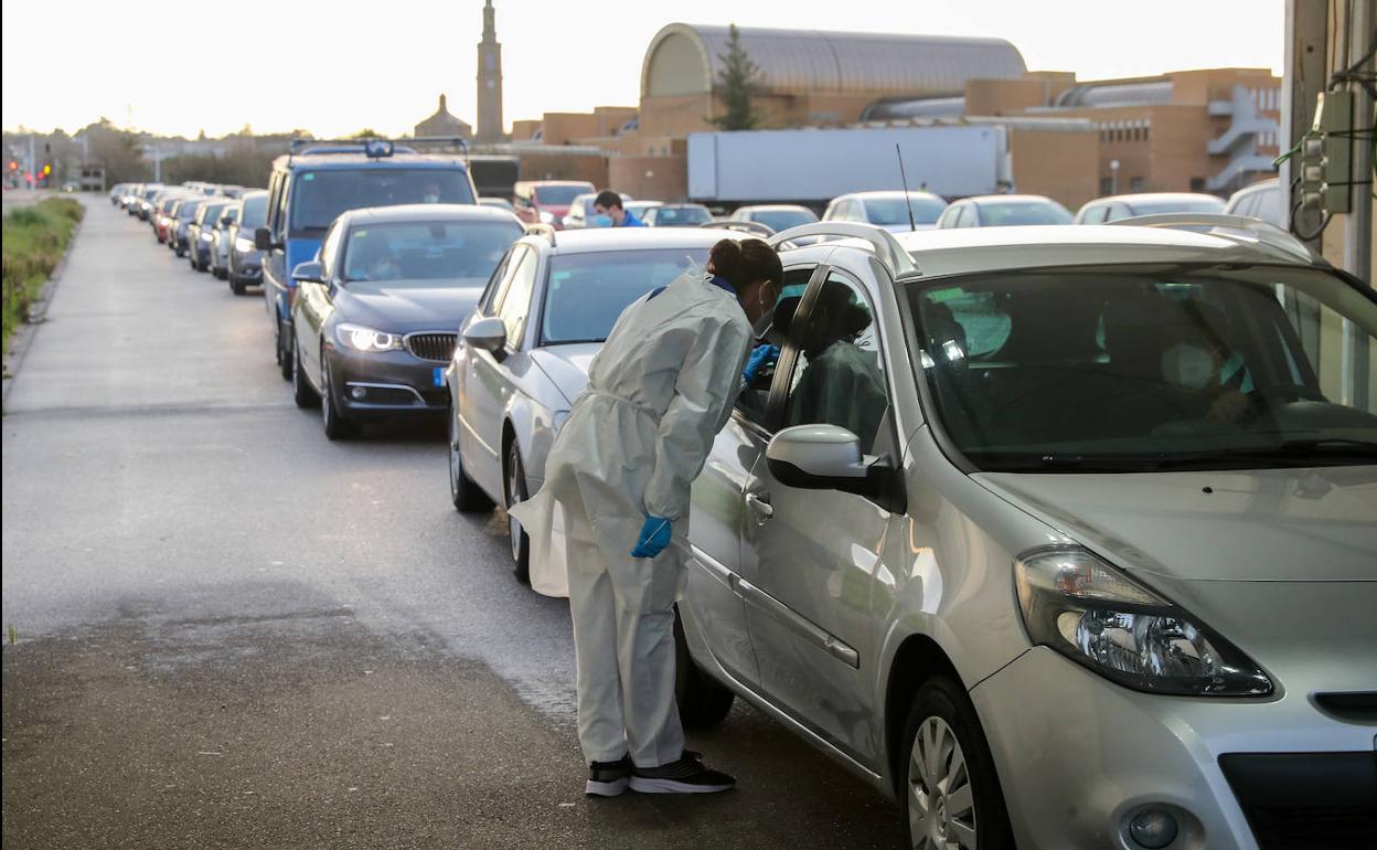 Autocovid en la explanada de Marina Coivil, en Gijón. 