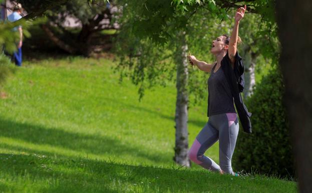 Mujer empezando a hacer deporte, uno de los propósitos más repetido 