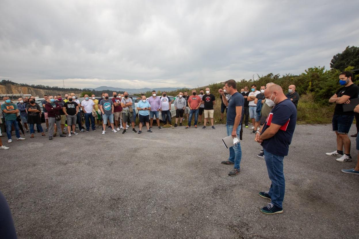 Un momento de la asamblea de trabajadores que el pasado septiembre analizó la situación de la planta avilesina de Alu Ibérica. 