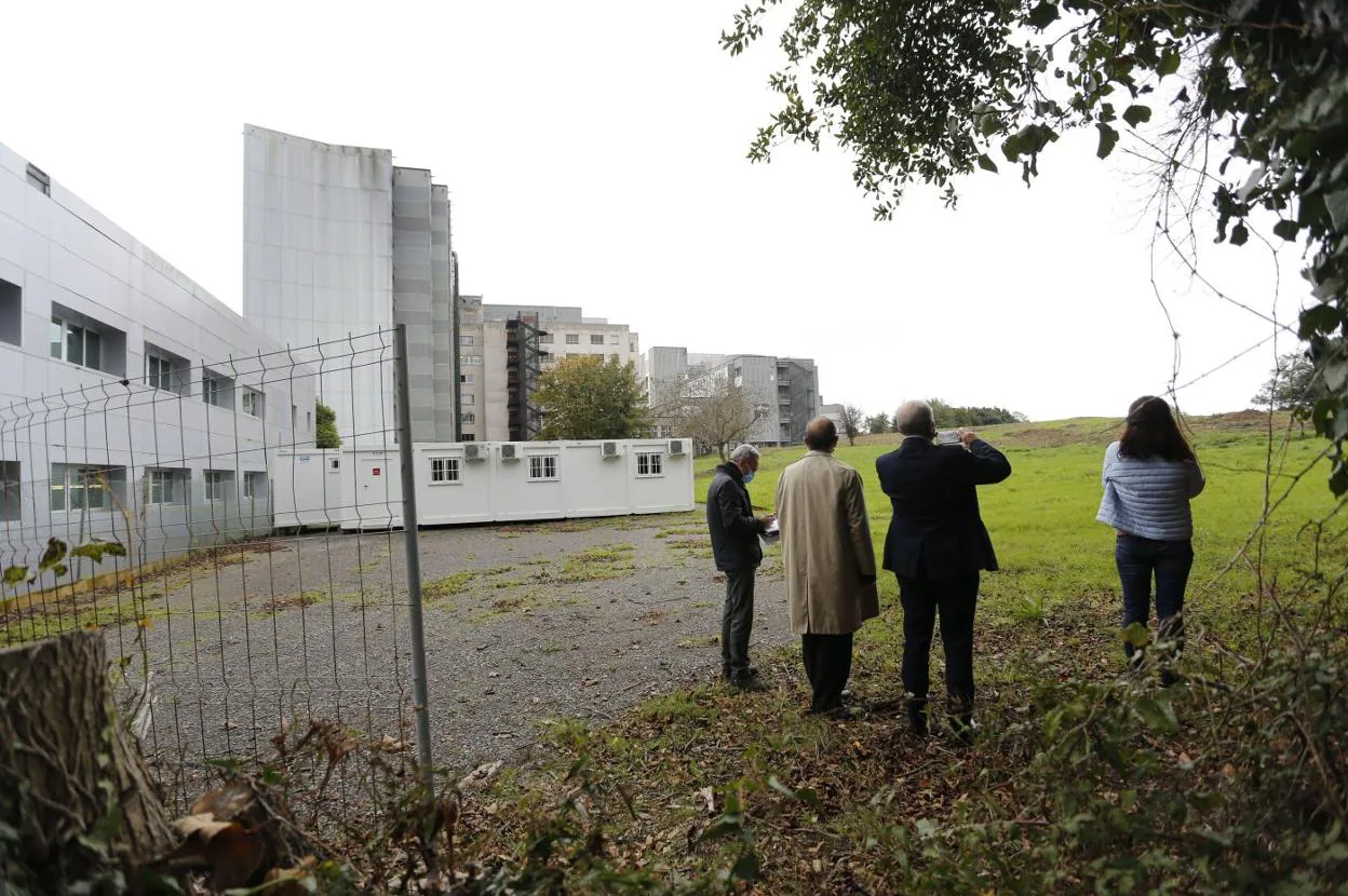 Técnicos de la Consejería de Salud en la parcela donde se ubicará el nuevo edificio para la ampliación del Hospital de Cabueñes. 