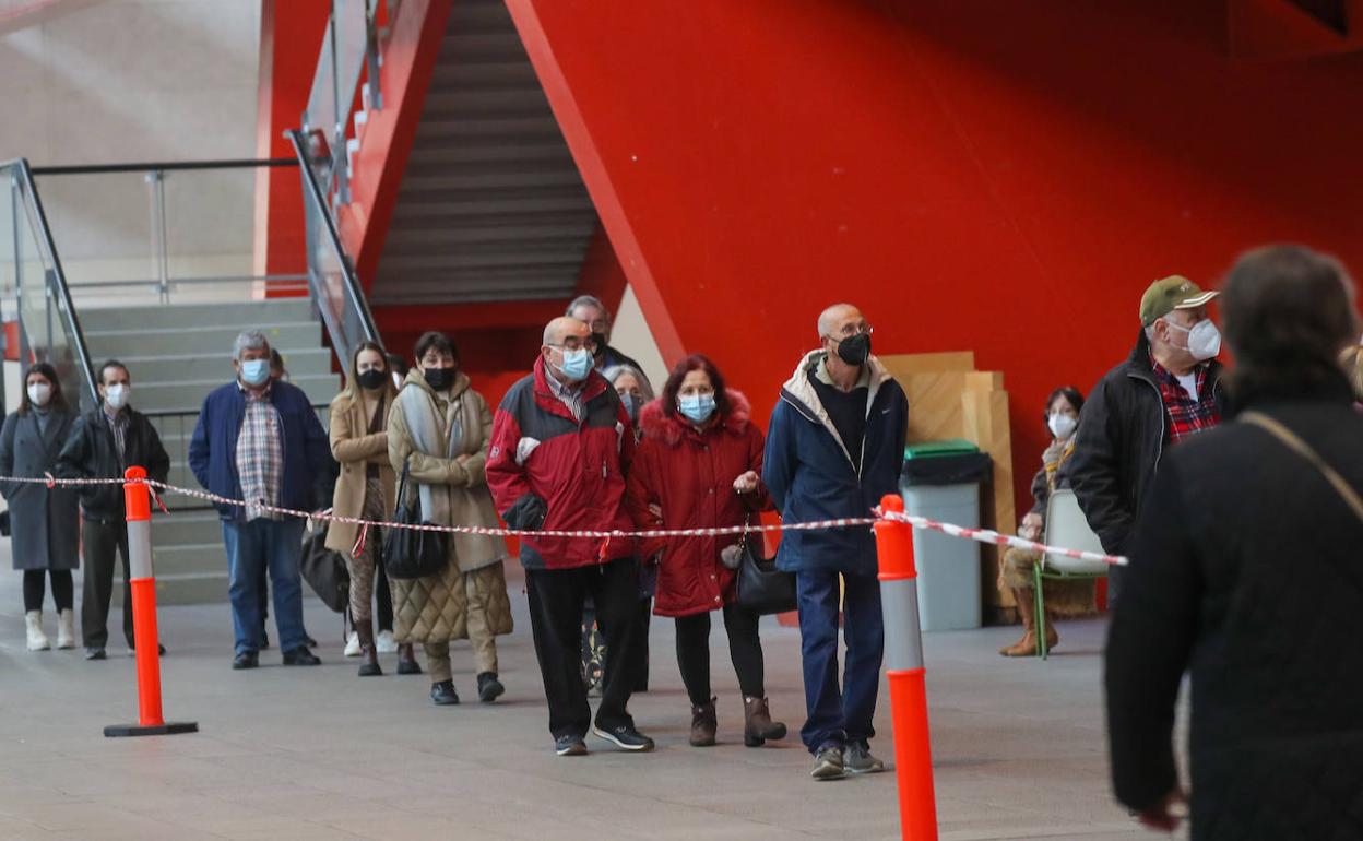 Vacunación de la tercera dosis de refuerzo contra la covid en el Palacio de los Deportes a personas mayores.