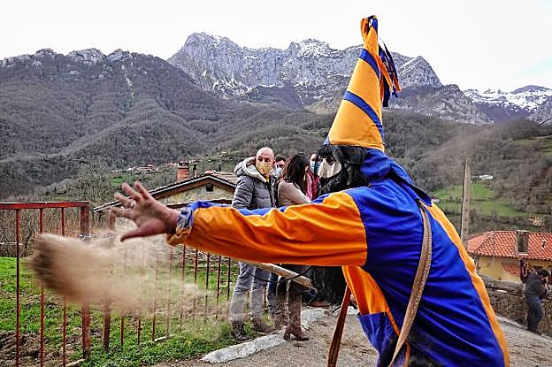 El Guirria fue generoso con los puñados de ceniza que arrojó a los vecinos y visitantes. 