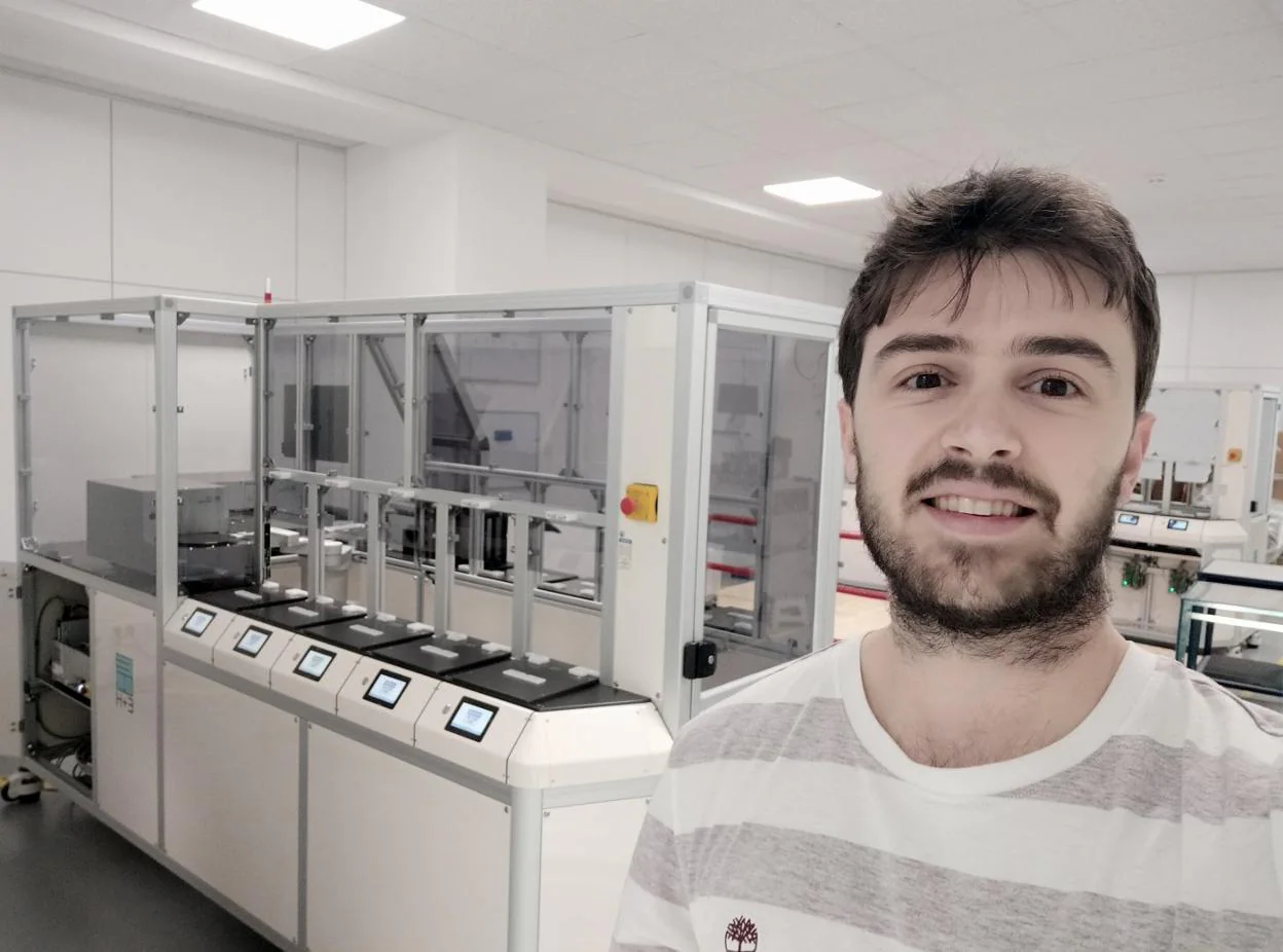 Ignacio García, en la empresa en la que trabaja en la medición de obleas de silicio. 