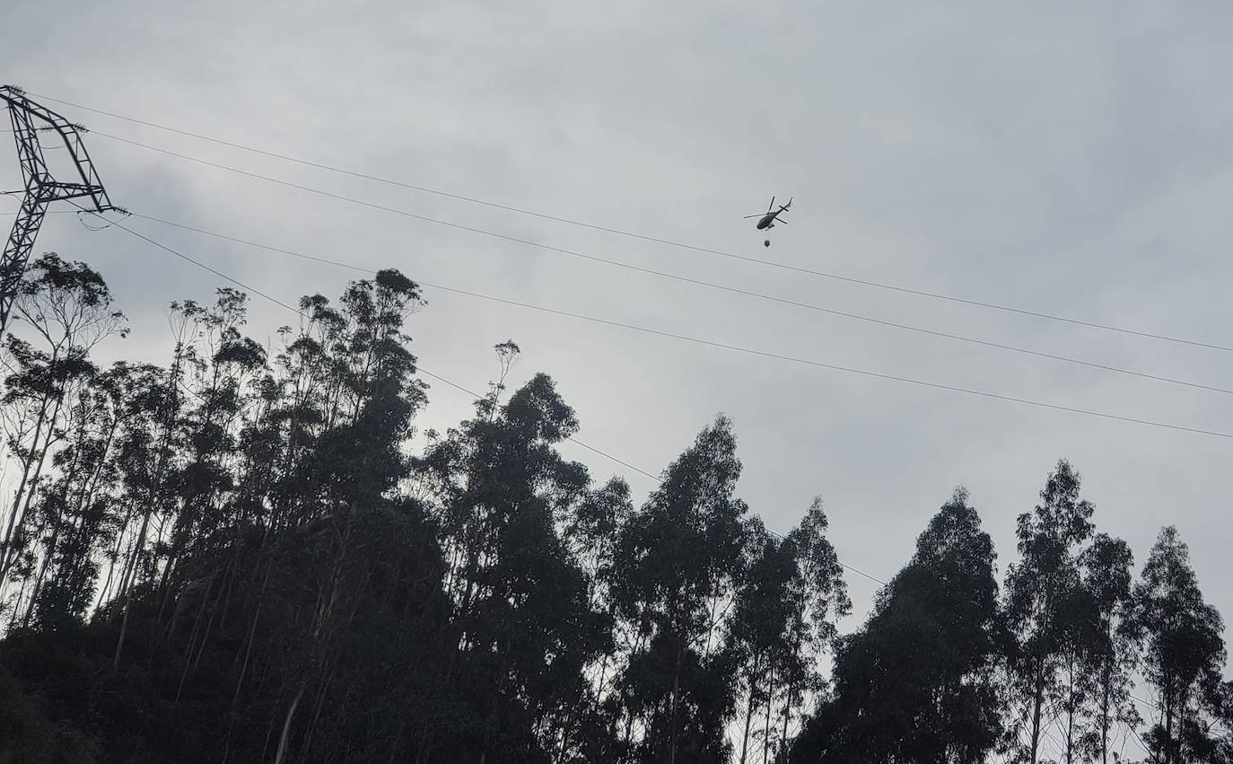 La región ha llegado a sumar un centenar de incendios forestales activos durante el fin de semana. Este lunes los bomberos continuan luchando contra más de cuarenta fuegos 