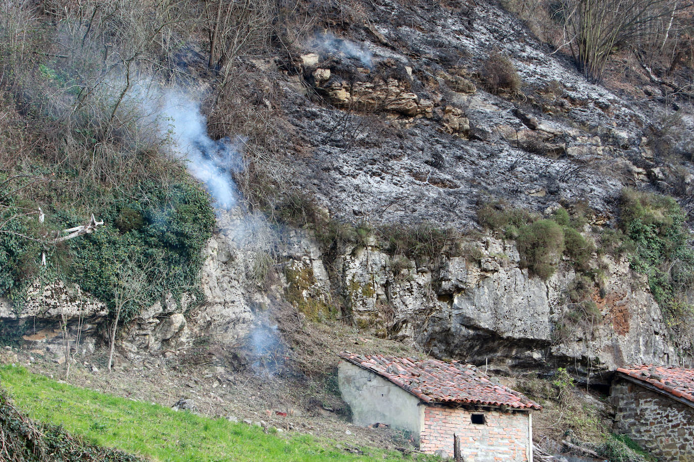 La región ha llegado a sumar un centenar de incendios forestales activos durante el fin de semana. Este lunes los bomberos continuan luchando contra más de cuarenta fuegos 