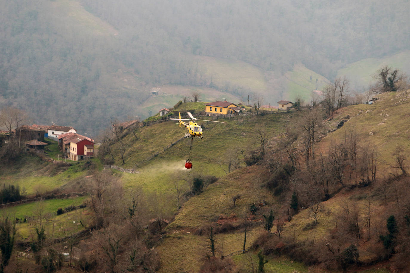 La región ha llegado a sumar un centenar de incendios forestales activos durante el fin de semana. Este lunes los bomberos continuan luchando contra más de cuarenta fuegos 