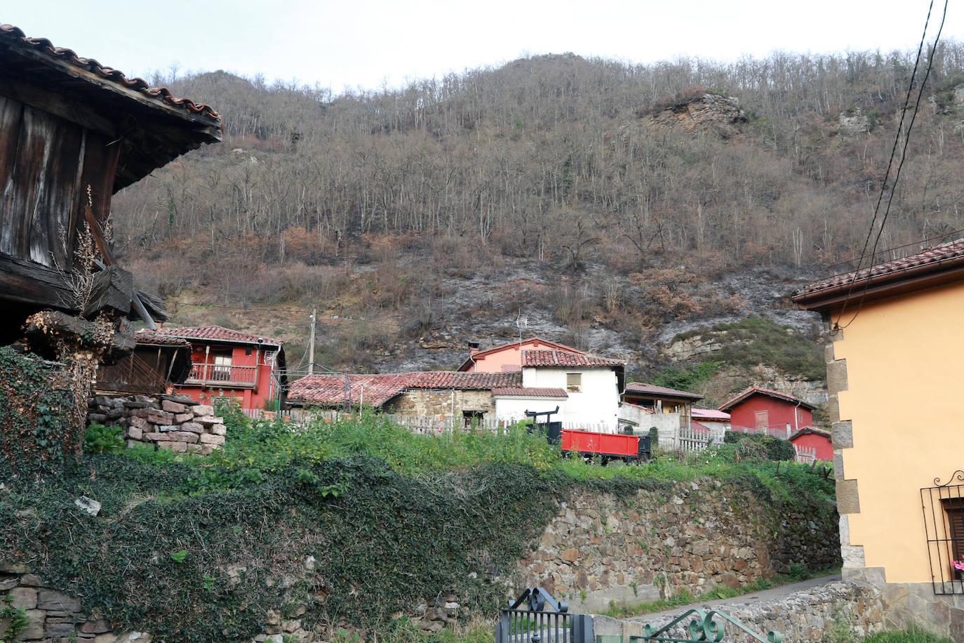 La región ha llegado a sumar un centenar de incendios forestales activos durante el fin de semana. Este lunes los bomberos continuan luchando contra más de cuarenta fuegos 