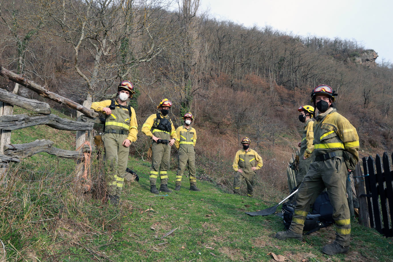 La región ha llegado a sumar un centenar de incendios forestales activos durante el fin de semana. Este lunes los bomberos continuan luchando contra más de cuarenta fuegos 