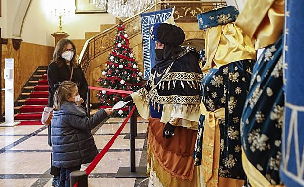 El Príncipe Abdeladid recibe la carta a los Reyes Magos de una niña en el Teatro Jovellanos. 