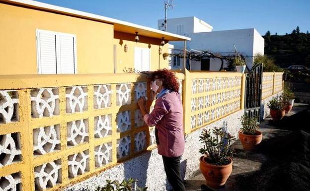 Una mujer regresa a su vivienda en La Palma. 