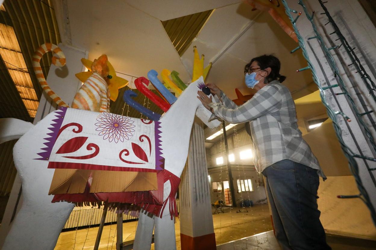 Esther Cuesta trabajaba ayer en los retoques de la carroza que llevará Gaspar en donde destacará el unicornio que aparece en la imagen. 