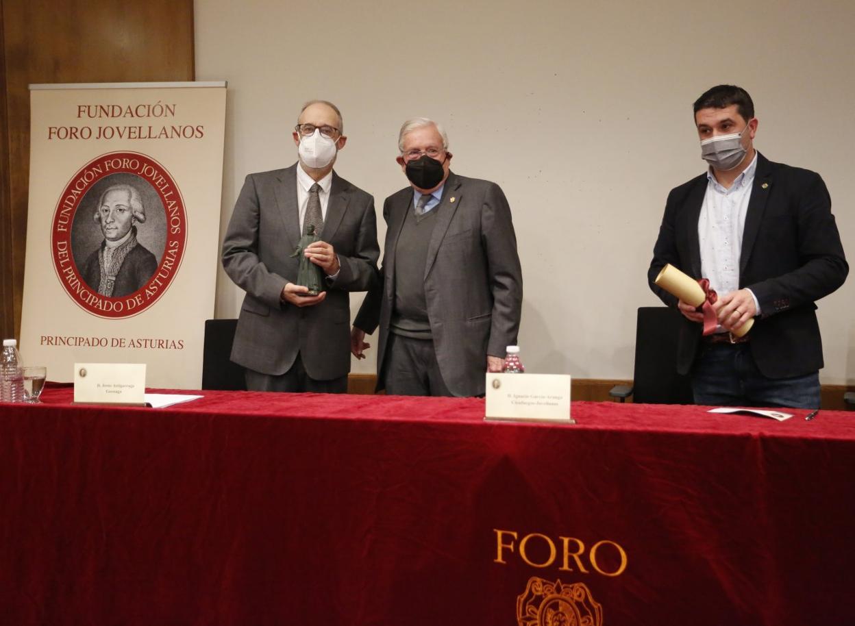 Jesús Astigarraga recibe el premio de manos de Ignacio García-Arango y Pedro Villanueva. 
