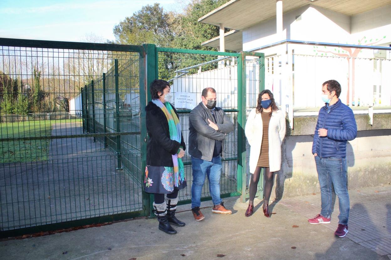 Tamara Schulz, Miguel Naves, Nuria Rodríguez y Diego Ruiz de la Peña, ayer frente a la escuela de 0 a 3 de Posada de Llanes. 