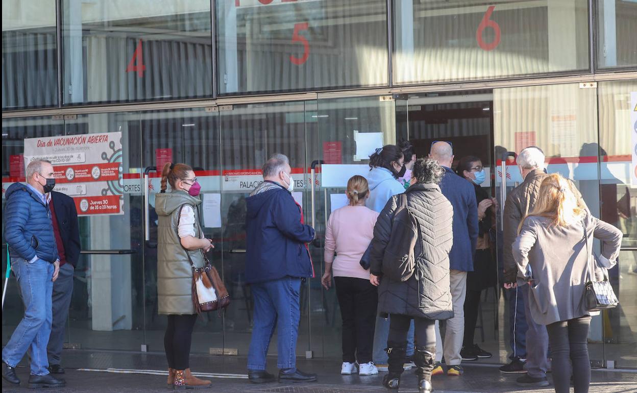 Asturias suma un contagio cada 45 segundos, pero la gravedad se centra en los no vacunados