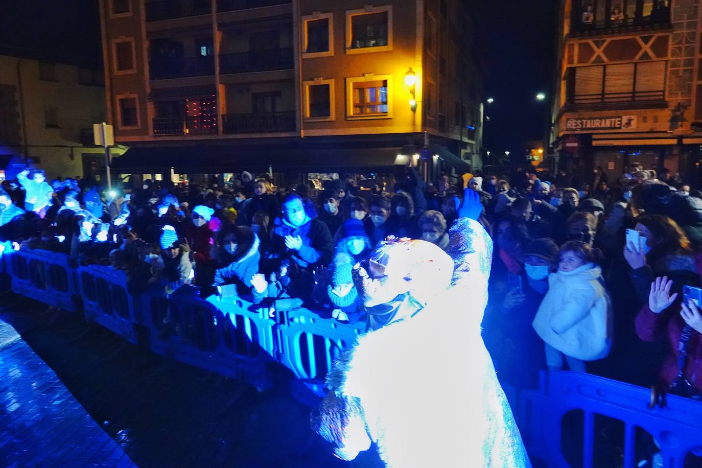 Fotos: Colorida cabalgata de los Reyes Magos en Cangas de Onís